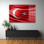 Ay Yıldızın Görkemi: Dalgalanan Türk Bayrağı Cam Tablo Duvar Dekoru cam tablo, duvar sanatı, modern dekorasyon, soyut sanat, cam sanat eserleri, iç mekan dekorasyonu, ofis dekorasyonu, ev dekorasyonu, restoran dekorasyonu, cafe dekorasyonu, cam baskı, UV baskı, estetik duvar sanatı