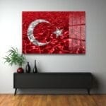Dalgalanan Ay Yıldız: Türk Bayrağı Temalı Kırılmaz Cam Tablo Duvar Dekoru cam tablo, duvar sanatı, modern dekorasyon, soyut sanat, cam sanat eserleri, iç mekan dekorasyonu, ofis dekorasyonu, ev dekorasyonu, restoran dekorasyonu, cafe dekorasyonu, cam baskı, UV baskı, estetik duvar sanatı