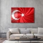Ay Yıldızın İhtişamı: Dinamik Türk Bayrağı Cam Tablo Duvar Dekoru cam tablo, duvar sanatı, modern dekorasyon, soyut sanat, cam sanat eserleri, iç mekan dekorasyonu, ofis dekorasyonu, ev dekorasyonu, restoran dekorasyonu, cafe dekorasyonu, cam baskı, UV baskı, estetik duvar sanatı