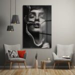 Gizemli İkilem: Yılanlı Kadın Siyah Beyaz Cam Tablo Duvar Dekoru cam tablo, duvar sanatı, modern dekorasyon, soyut sanat, cam sanat eserleri, iç mekan dekorasyonu, ofis dekorasyonu, ev dekorasyonu, restoran dekorasyonu, cafe dekorasyonu, cam baskı, UV baskı, estetik duvar sanatı