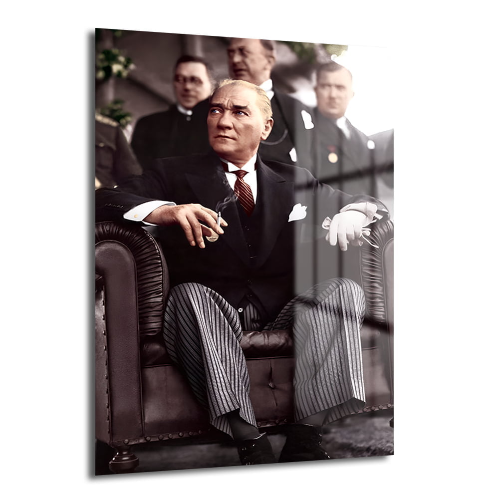 Atatürk'ün Zamansız Duruşu: Asil Ruh Cam Tablo Duvar Dekoru cam tablo, duvar sanatı, modern dekorasyon, soyut sanat, cam sanat eserleri, iç mekan dekorasyonu, ofis dekorasyonu, ev dekorasyonu, restoran dekorasyonu, cafe dekorasyonu, cam baskı, UV baskı, estetik duvar sanatı