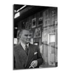 Atatürk'ün Zamansız Bakışı: Tarihi Siyah Beyaz Temperli Cam Tablo Duvar Dekoru cam tablo, duvar sanatı, modern dekorasyon, soyut sanat, cam sanat eserleri, iç mekan dekorasyonu, ofis dekorasyonu, ev dekorasyonu, restoran dekorasyonu, cafe dekorasyonu, cam baskı, UV baskı, estetik duvar sanatı
