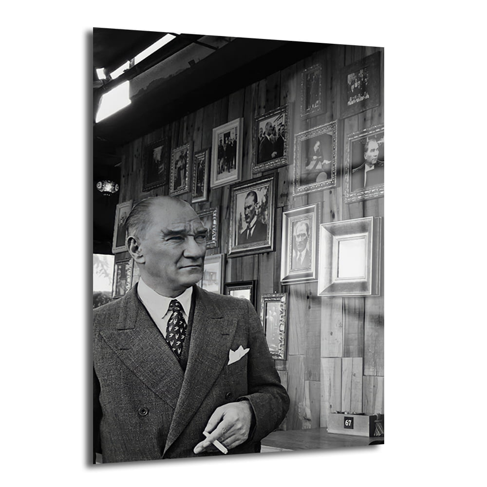 Atatürk'ün Zamansız Bakışı: Tarihi Siyah Beyaz Temperli Cam Tablo Duvar Dekoru cam tablo, duvar sanatı, modern dekorasyon, soyut sanat, cam sanat eserleri, iç mekan dekorasyonu, ofis dekorasyonu, ev dekorasyonu, restoran dekorasyonu, cafe dekorasyonu, cam baskı, UV baskı, estetik duvar sanatı