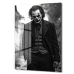 Joker'in Gölgesi: Dramatik Monokrom Cam Tablo Duvar Dekoru cam tablo, duvar sanatı, modern dekorasyon, soyut sanat, cam sanat eserleri, iç mekan dekorasyonu, ofis dekorasyonu, ev dekorasyonu, restoran dekorasyonu, cafe dekorasyonu, cam baskı, UV baskı, estetik duvar sanatı