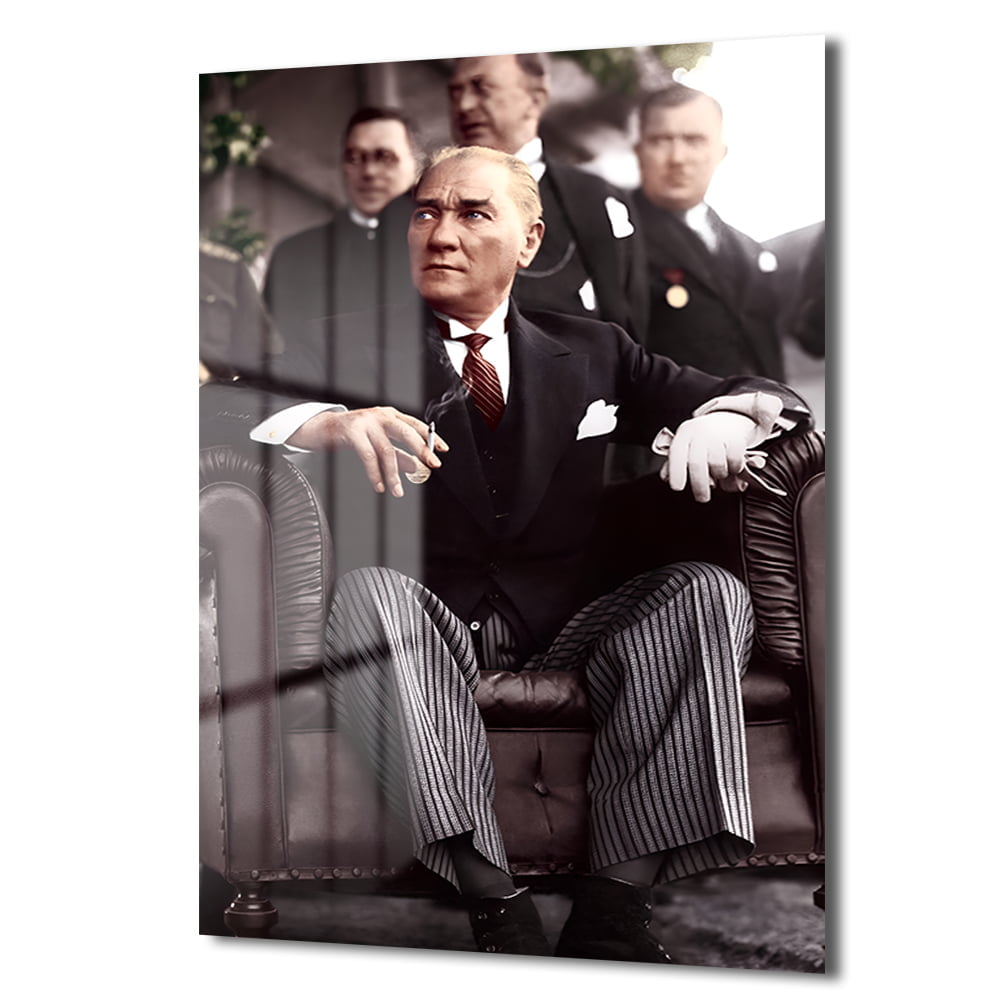 Atatürk'ün Zamansız Duruşu: Asil Ruh Cam Tablo Duvar Dekoru cam tablo, duvar sanatı, modern dekorasyon, soyut sanat, cam sanat eserleri, iç mekan dekorasyonu, ofis dekorasyonu, ev dekorasyonu, restoran dekorasyonu, cafe dekorasyonu, cam baskı, UV baskı, estetik duvar sanatı