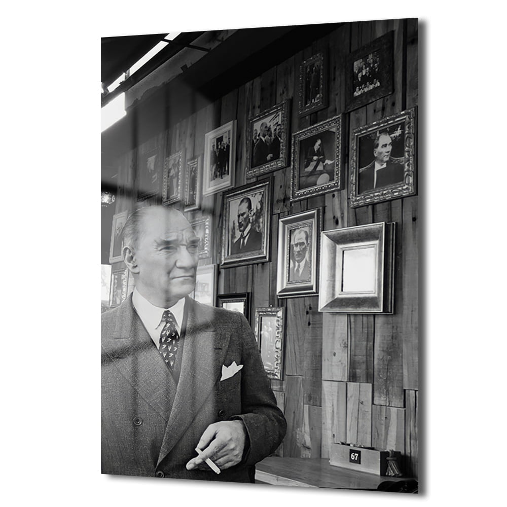 Atatürk'ün Zamansız Bakışı: Tarihi Siyah Beyaz Temperli Cam Tablo Duvar Dekoru cam tablo, duvar sanatı, modern dekorasyon, soyut sanat, cam sanat eserleri, iç mekan dekorasyonu, ofis dekorasyonu, ev dekorasyonu, restoran dekorasyonu, cafe dekorasyonu, cam baskı, UV baskı, estetik duvar sanatı