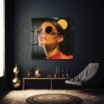 Neon Rüyalar: Turuncu Güneş Gözlüklü Modern Kadın Portresi Cam Tablo Duvar Dekoru cam tablo, duvar sanatı, modern dekorasyon, soyut sanat, cam sanat eserleri, iç mekan dekorasyonu, ofis dekorasyonu, ev dekorasyonu, restoran dekorasyonu, cafe dekorasyonu, cam baskı, UV baskı, estetik duvar sanatı
