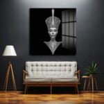 Antik Zarafet, Fütüristik Işıltı: Nefertiti Temalı Gümüş Cam Tablo Duvar Dekoru cam tablo, duvar sanatı, modern dekorasyon, soyut sanat, cam sanat eserleri, iç mekan dekorasyonu, ofis dekorasyonu, ev dekorasyonu, restoran dekorasyonu, cafe dekorasyonu, cam baskı, UV baskı, estetik duvar sanatı