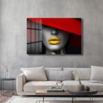 Kırmızı Şapka, Sarı Dudaklar: Çarpıcı Modern Cam Tablo Duvar Dekoru cam tablo, duvar sanatı, modern dekorasyon, soyut sanat, cam sanat eserleri, iç mekan dekorasyonu, ofis dekorasyonu, ev dekorasyonu, restoran dekorasyonu, cafe dekorasyonu, cam baskı, UV baskı, estetik duvar sanatı