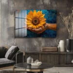 Ellerdeki Güneş: Ayçiçeği ve Umut Temalı Modern Cam Tablo Duvar Dekoru Ellerdeki Güneş: Ayçiçeği ve Umut Temalı Modern Cam Tablo Dekoratif Cam Tablo