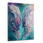 Cennetin Kanatları: Ethereal Çiçekli Melek Kanadı Cam Tablo, mor, lila ve turkuaz tonlarında çiçeklerle süslü, temperli cam üzerine UV baskı tekniğiyle yapılmış modern bir duvar dekorasyonu.