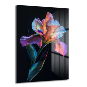 Parıldayan İris: Modern Sanat Temperli Cam Tablo, karanlık bir fon üzerinde mor, turuncu ve mavi tonlarında parlayan, modern sanat tarzında tasarlanmış, dayanıklı temperli camdan üretilmiş dekoratif duvar tablosu.