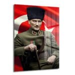 Askeri üniformalı Gazi Mustafa Kemal Atatürk'ün ve dalgalanan şanlı Türk Bayrağı'nın yer aldığı, milli ruhu yansıtan, Glazella marka 'Atatürk ve Şanlı Türk Bayrağı: Milli Ruh Cam Tablo' ürünü.