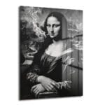 Asi Mona Lisa: Siyah Beyaz Modern Temperli Cam Tablo, sigara içen Mona Lisa figürünü modern ve asi bir tarzda siyah beyaz olarak gösteren temperli cam duvar sanatı.