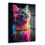 Neon Rüyası: Renkli Sıçramalarla Modern Kedi Cam Tablo, siyah fon üzerinde canlı neon pembe, mavi, sarı ve yeşil renk sıçramalarıyla oluşturulmuş, soyut ve modern bir kedi figürünü gösteren parlak 4mm temperli cam tablo.
