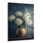 Elegansın Dokunuşu: Altın Vazoda Beyaz Hydrangea Cam Tablo Duvar Dekoru Elegansın Dokunuşu: Altın Vazoda Beyaz Hydrangea Cam Tablo, koyu lacivert arka plan önünde dokulu altın bir vazoda yükselen bembeyaz hydrangea çiçeklerini gösteren, parlak yüzeyli, modern bir duvar sanatı.
