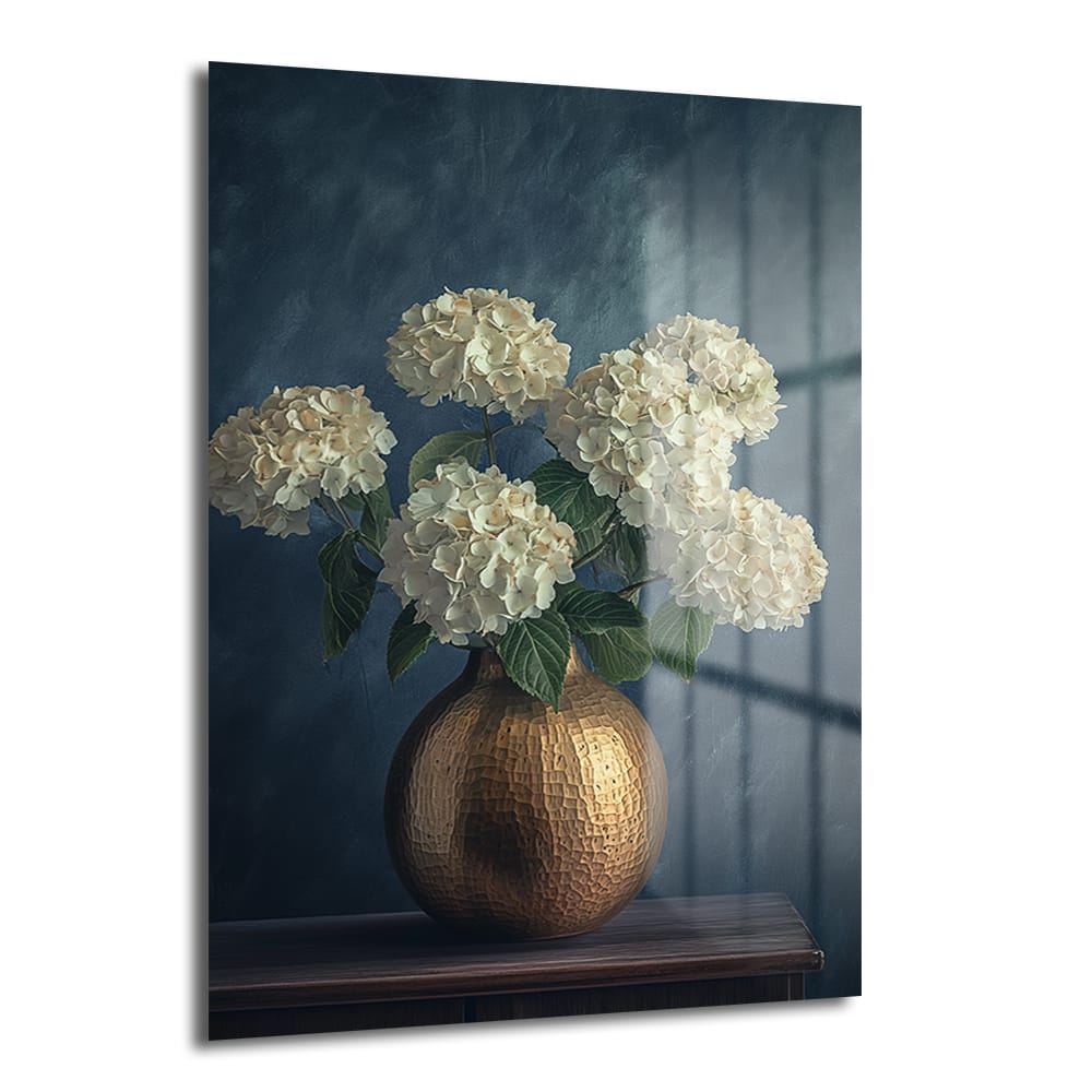 Elegansın Dokunuşu: Altın Vazoda Beyaz Hydrangea Cam Tablo - Glazella Elegansın Dokunuşu: Altın Vazoda Beyaz Hydrangea Cam Tablo - Glazella