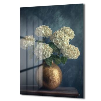 Elegansın Dokunuşu: Altın Vazoda Beyaz Hydrangea Cam Tablo - Glazella Elegansın Dokunuşu: Altın Vazoda Beyaz Hydrangea Cam Tablo - Glazella