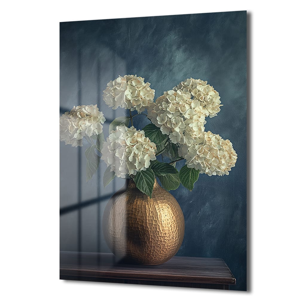 Elegansın Dokunuşu: Altın Vazoda Beyaz Hydrangea Cam Tablo - Glazella Elegansın Dokunuşu: Altın Vazoda Beyaz Hydrangea Cam Tablo - Glazella