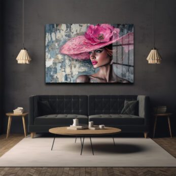 Pembe Şapkalı Zarafet: Büyüleyici Kadın Portresi Modern Cam Tablo - Glazella Pembe Şapkalı Zarafet: Büyüleyici Kadın Portresi Modern Cam Tablo - Glazella