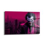 Joker'in Şehri: Koyu Pembe Gotham Temalı Modern Cam Tablo, neon ışıklarla aydınlatılmış koyu pembe ve mor tonlarındaki Gotham silüeti önünde karizmatik Joker karakterini gösteriyor.