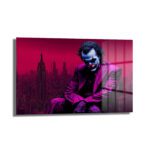 Joker Efsanesi: Gotham Şehri Temalı Sanatsal Cam Tablo Duvar Dekoru Joker Efsanesi: Gotham Şehri Temalı Sanatsal Cam Tablo, mor ve magenta tonlarında, Gotham silüeti önünde melankolik duruşuyla Joker'i betimleyen dekoratif bir duvar sanatı.