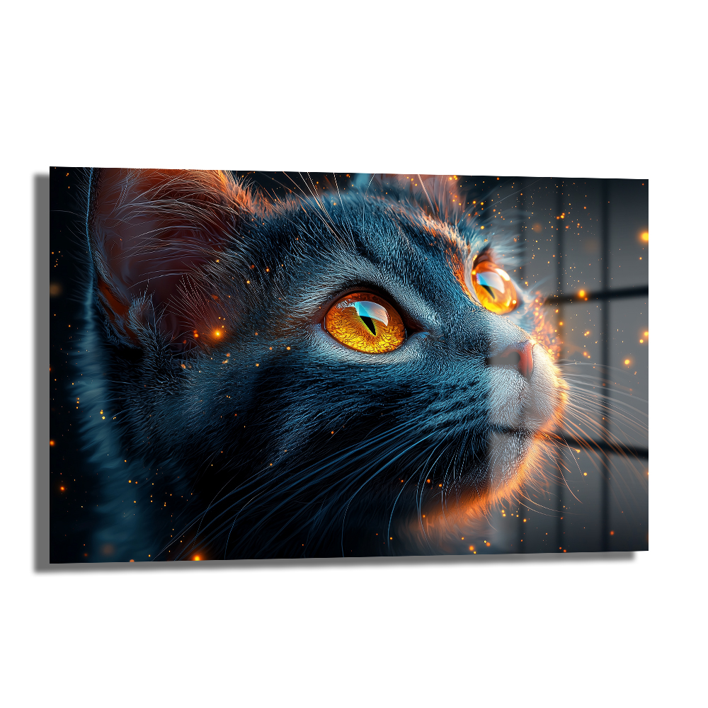 Gizemli Bakışlar: Parlayan Gözlü Siyah Kedi Cam Tablo Duvar Dekoru Gizemli Bakışlar: Parlayan Gözlü Siyah Kedi Cam Tablo, karanlık fon üzerinde, amber rengi parlayan gözlere sahip, ufka odaklanmış mistik bir siyah kediyi betimleyen dekoratif bir cam duvar sanatı.