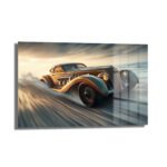 Asil Hız: Vintage Otomobil Cam Tablo, gün batımının altın rengi ışıkları altında yolda süzülen vintage bir otomobili gösteren, altın, bronz ve koyu yeşil tonlarında dekoratif cam duvar sanatı.