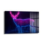 Neon Geyik Dansı: Dijital Parıltılı Cam Tablo Duvar Dekoru Neon Geyik Dansı: Dijital Parıltılı Cam Tablo, koyu bir arka plan üzerinde neon pembe ve elektrik mavisi çizgilerle oluşturulmuş, tel kafes tekniğiyle modern bir geyik figürünü betimler.