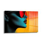 Kızıl Gözlüklü Diva: Modern Pop Art Cam Tablo Duvar Dekoru Kızıl Gözlüklü Diva: Modern Pop Art Cam Tablo, kırmızı güneş gözlüklü, neon mavi tenli bir divayı canlı sarı-turuncu fon önünde, ağzından sanatsal efektler çıkan Pop Art tarzında betimleyen dekoratif temperli cam duvar sanatı.