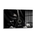 Siyah Beyaz Akorlar: Klasik Gitar ve Güller Cam Tablo, siyah beyaz tonlarda klasik bir gitarın ve zarif beyaz güllerin resmedildiği, duvar dekorasyonu için ideal temperli cam tablo.