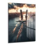 Dramatik Londra Uçuşu: Tower Bridge ve Gün Batımı Cam Tablo Duvar Dekoru Dramatik Londra Uçuşu: Tower Bridge ve Gün Batımı Cam Tablo, Tower Bridge üzerinde gün batımında süzülen vintage bir uçağı ve Thames Nehri'nin kızıl yansımalarını gösteren modern bir duvar dekoru.