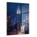 Empire State Gecesi: New York Şehir Manzaralı Cam Tablo Duvar Dekoru Empire State Gecesi: New York Şehir Manzaralı Cam Tablo, New York şehrinin gece silüetini ve parlayan Empire State Binası'nı gösteren, temperli cam üzerine UV baskılı modern bir duvar dekorasyonu.
