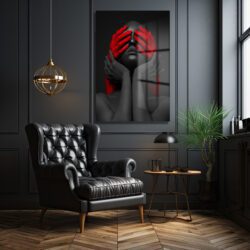 Kırmızı Ellerle Gizemli Portre Cam Tablo - Modern Sanatın Cesur Yorumu Dekoratif Cam Tablo