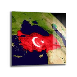 Kırmızı zemin üzerinde beyaz hilal ve yıldız bulunan Türk bayrağı şeklindeki Türkiye haritasının gösterildiği, parlak yüzeyli, duvara asılmaya hazır bir cam tablo. Arka planda yeşil karasal alanlar ve koyu mavi denizler görülüyor.