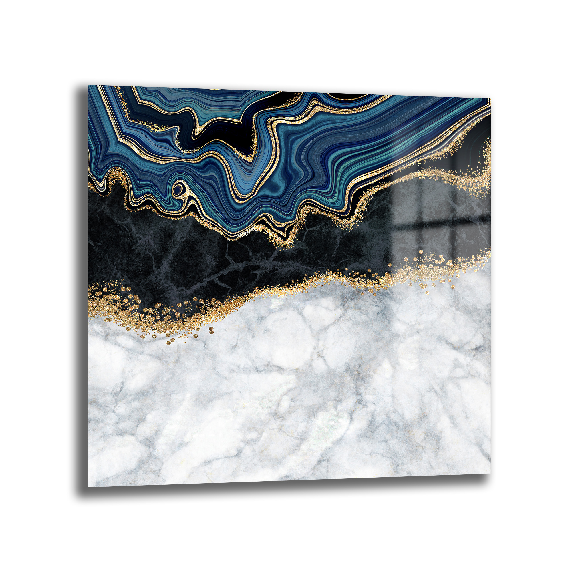 Lüks Geode Mavi ve Altın Desenli Modern Cam Tablo Duvar Dekoru Koyu lacivert, teal ve siyah tonlarında akışkan dalgalı desenlerin, altın rengi simli çizgilerle ayrıldığı, alt kısmında beyaz ve gri mermer dokulu bir yüzeyin bulunduğu modern soyut bir cam tablo.