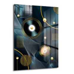 Koyu mavi ve altın renklerin hakim olduğu, soyut akışkan çizgiler ve geometrik desenlerle süslenmiş modern bir cam tablo. Merkezde altın halkalar ve küreler, dalgalı beyaz çizgilerle birleşiyor.