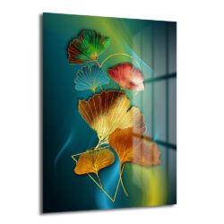Teal ve derin yeşil tonlarında arka plan üzerinde altın, bronz, yeşil, kırmızı ve mavi renklerde stilize ginkgo yaprakları motiflerinin yer aldığı modern cam tablo, ince altın çizgilerle süslenmiş.
