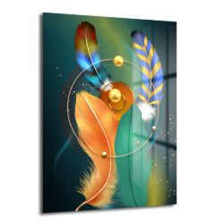 Koyu teal arka planda turuncu, mavi, yeşil ve çok renkli tüylerin, altın küreler ve halkalarla soyut bir kompozisyon oluşturduğu modern cam tablo. Dekoratif ve şık bir görünüm sunar.