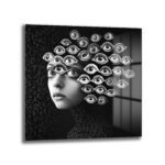 Yüzlerce Göz Cam Tablo: Sürrealist Bakışlar Duvar Sanatı Duvar Dekoru Siyah beyaz, sürrealist bir cam tablo. Bir kadının profilinden görünen yüzü ve başını çevreleyen yüzlerce göz detayı ile gizemli ve etkileyici bir sanat eseri.