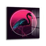 Koyu arka plan üzerinde, neon pembe bir daire ve yatay çizgilerle vurgulanmış, siyah renkte, kanatlarında elektrik mavisi ve pembe detaylar olan bir flamingo figürünün yer aldığı, retro fütüristik tarzda dijital cam tablo.