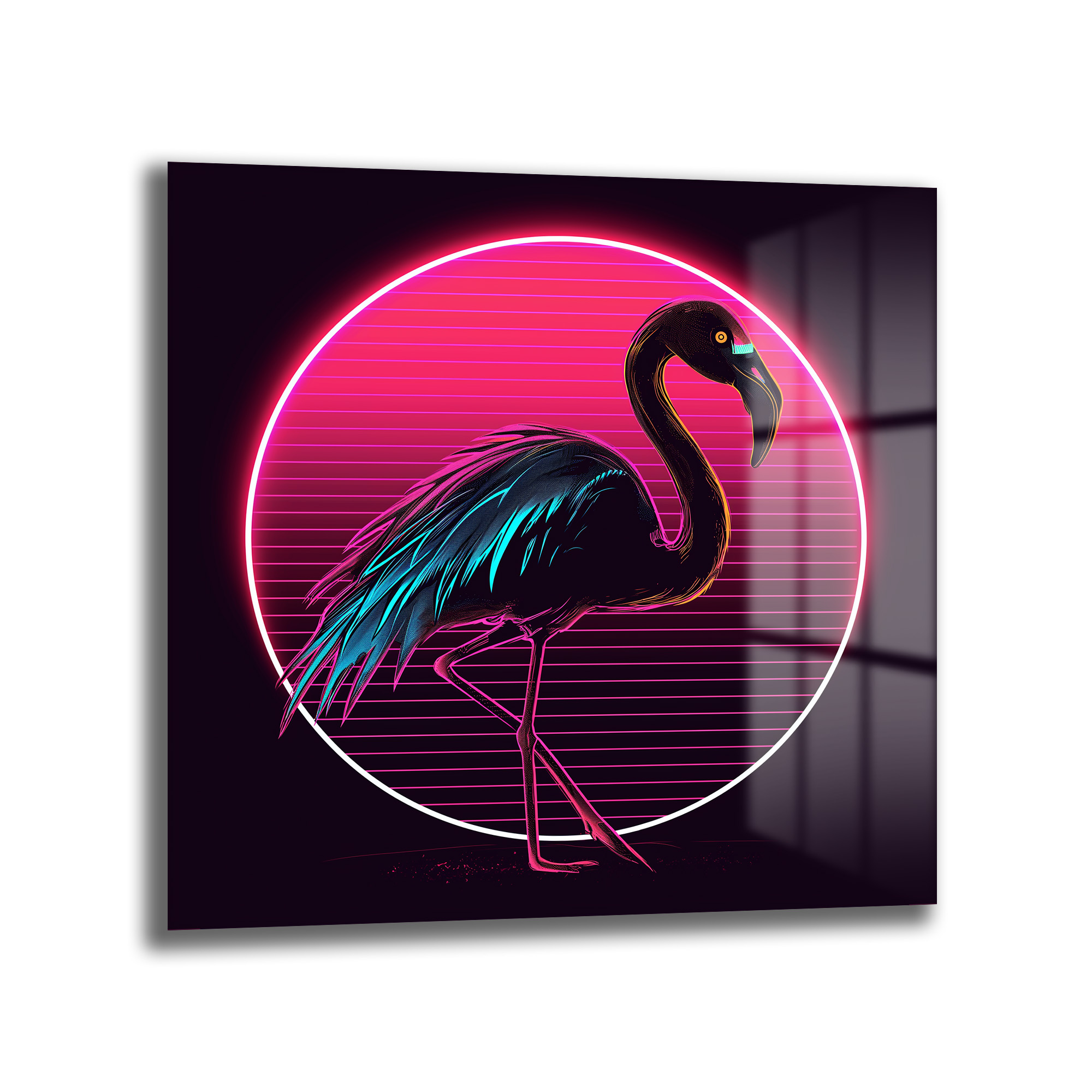 Neon Flamingo Rüyası: Synthwave Estetiğinde Cam Tablo Duvar Dekoru Koyu arka plan üzerinde, neon pembe bir daire ve yatay çizgilerle vurgulanmış, siyah renkte, kanatlarında elektrik mavisi ve pembe detaylar olan bir flamingo figürünün yer aldığı, retro fütüristik tarzda dijital cam tablo.