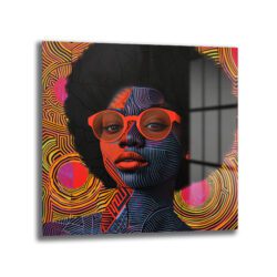 Vibrant Afro Stil Kadın Portresi Modern Cam Tablo Duvar Dekoru Canlı renklerde, geometrik desenlerle süslenmiş, afro saçlı ve turuncu gözlüklü bir kadının modern sanat portresi. Arka planda soyut çizgisel motifler ve parlak daireler bulunuyor.
