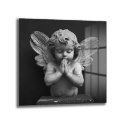 Siyah beyaz tonlarda, dua eden bir cherub (melek çocuk) heykelinin yakından çekilmiş fotoğrafı. Cherub'un gözleri kapalı, elleri göğsünde birleşmiş ve yüzünde huzurlu bir ifade var. Arkası karanlık, sağ tarafta pencere benzeri ışık yansımaları görülüyor. Heykelin dokusu ve detayları belirgin.