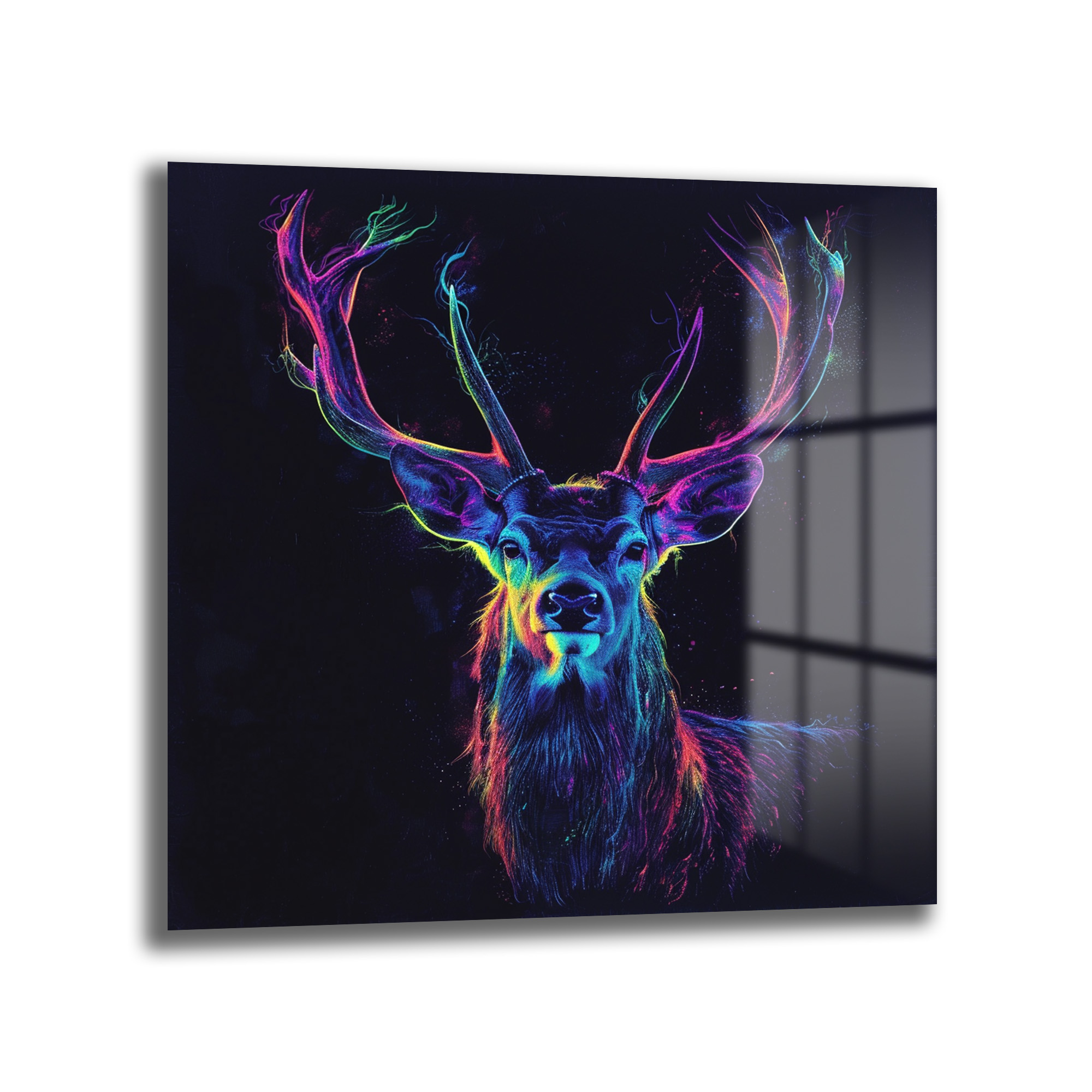 Neon Geyik Sanatı Cam Tablo - Modern ve Çarpıcı Duvar Dekoru Duvar Dekoru Karanlık bir arka plan üzerinde, neon renklerde (mor, pembe, mavi, yeşil, sarı) parlayan boynuzları ve yüz hatlarıyla stilize edilmiş bir geyik başı gösteren modern cam tablo.