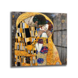 Gustav Klimt'in 'Öpücük' tablosunun altın, siyah ve renkli desenlerle bezenmiş, birbirine sarılmış bir çifti gösteren, sanatsal detaylara sahip bir cam tablo reprodüksiyonu.