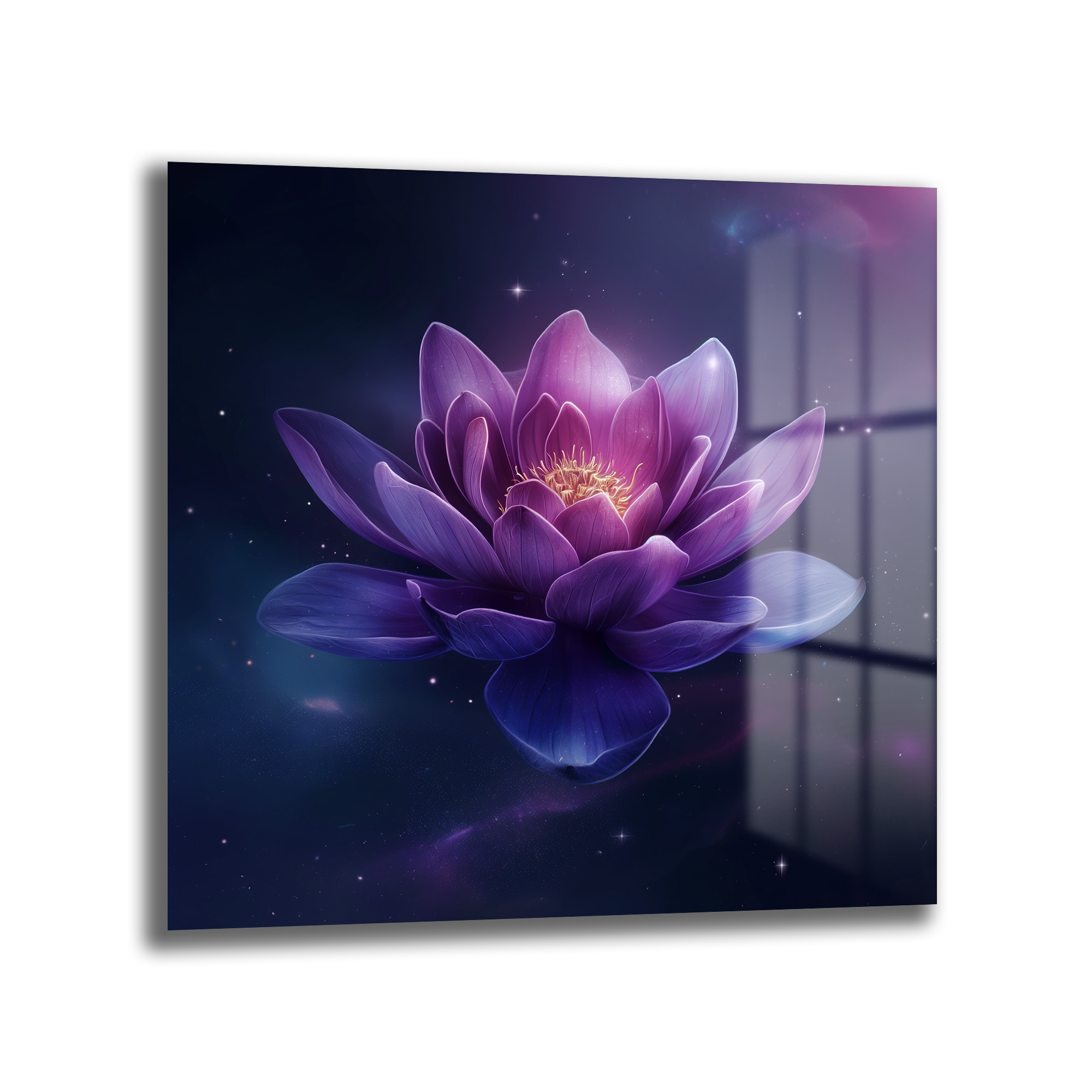 Kozmik Lotus Işıltısı Mor Çiçekli Dekoratif Cam Tablo Duvar Dekoru Koyu mor ve pembe tonlarında parlayan, kozmik yıldızlarla çevrili, gizemli ve zarif bir nilüfer çiçeği cam tablo üzerinde.