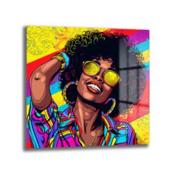 Canlı neon renklerde, pop art tarzında, kıvırcık saçlı, sarı puantiyeli güneş gözlüklü ve neşeyle gülümseyen bir kadının portresi. Arka planda soyut geometrik desenler, şeritler ve graffiti efektleri bulunan modern cam tablo.