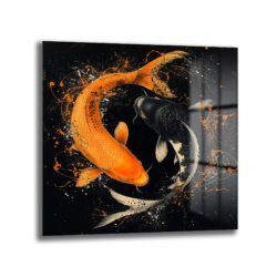 Koi Balığı Yin-Yang Sanatsal Sıçramalar Cam Tablo Duvar Dekoru Siyah arka plan üzerinde turuncu ve siyah Koi balıklarının dinamik bir şekilde birbiri etrafında yüzdüğü, etrafa turuncu, beyaz ve siyah boya sıçramalarının olduğu modern bir cam tablo.