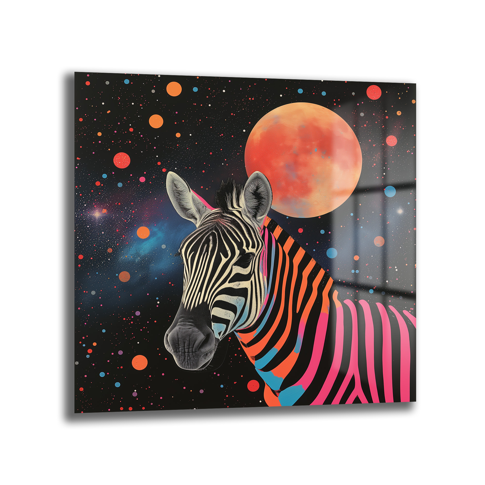 Uzaydaki Neon Zebra Temalı Dekoratif Cam Tablo Duvar Dekoru Kozmik bir arka planda, neon pembe, turuncu ve mavi renkte çizgileri olan modern bir zebra portresi. Arka planda büyük, kızıl-turuncu bir gezegen ve renkli yıldızlar bulunuyor.